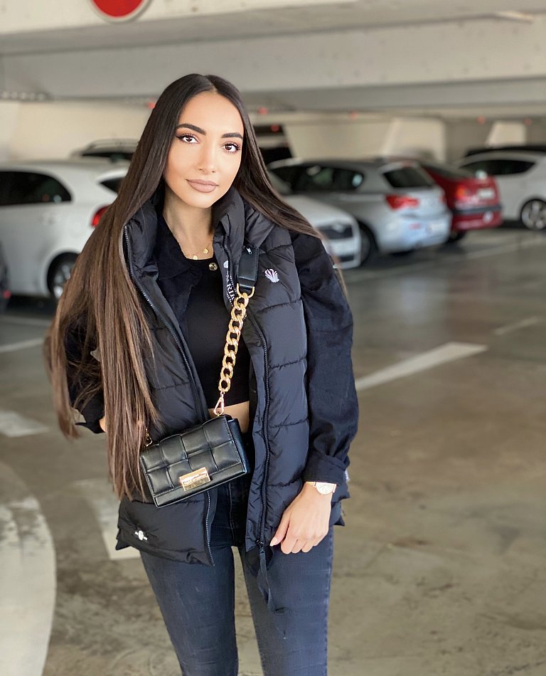 Marikoo Zarinaa Damen Übergangsweste Steppweste mit Kapuze Schwarz Gr. 34 - XS